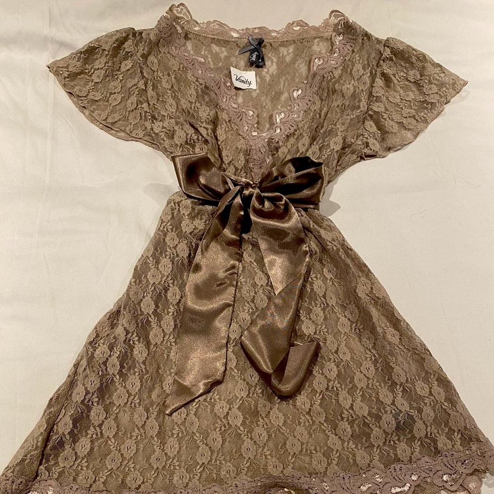 Beautiful vanity lace top 🤎🐻